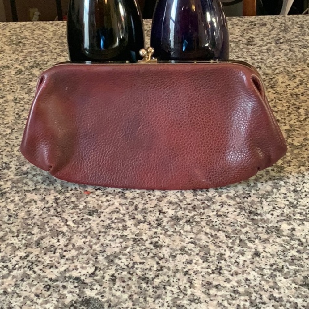 Vintage 1950’s Kisslock Pebbled Leather Clutch Purse.